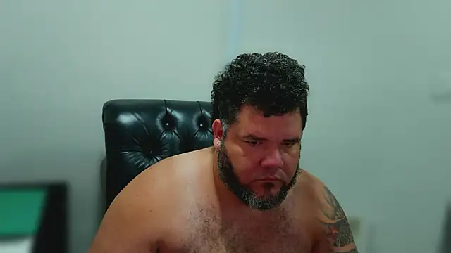 Show modela HotDominicanCum na web-kameri