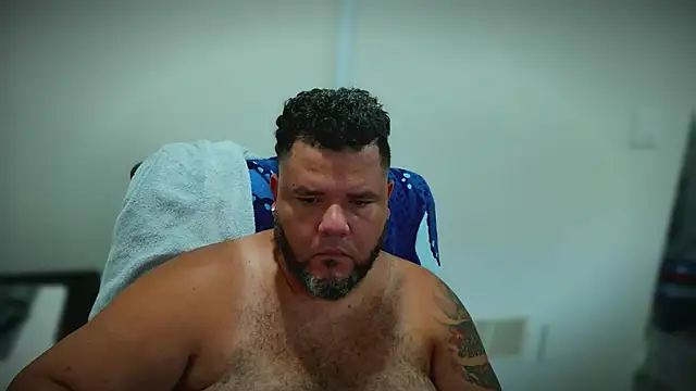 Show modela HotDominicanCum na web-kameri