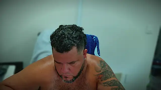 Pokazy przed kamerką – HotDominicanCum