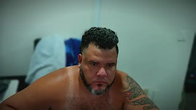 HotDominicanCum: διαδικτυακό σόου στην κάμερα