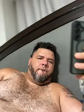 הופעת וובקאם של HotDominicanCum