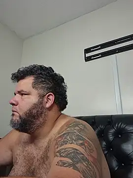 הופעת וובקאם של HotDominicanCum
