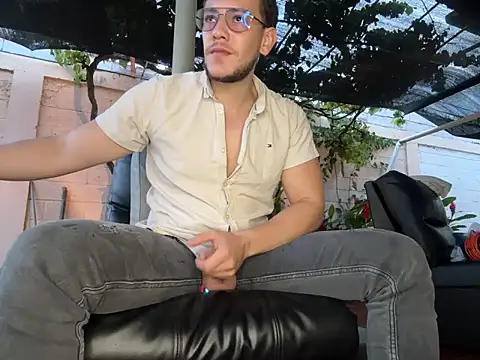 Neil_and_isaac Show in webcam