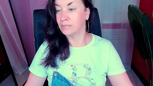 AnaMills Adlı Modelin Canlı XXX Sohbeti