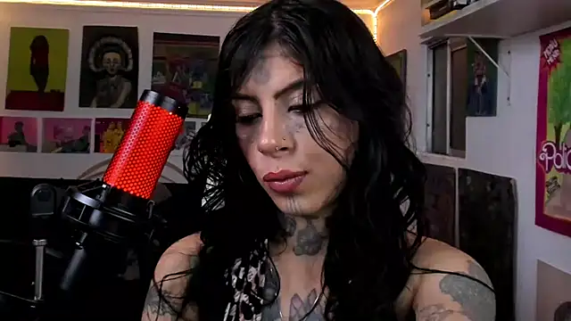 ura_laurapanda Show in webcam