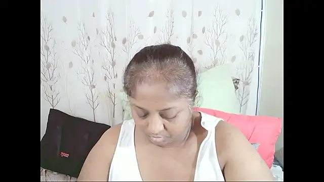 Chat +18 de Indiantasha ao vivo