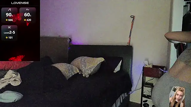 Blondiewithanass' Live Chat Room