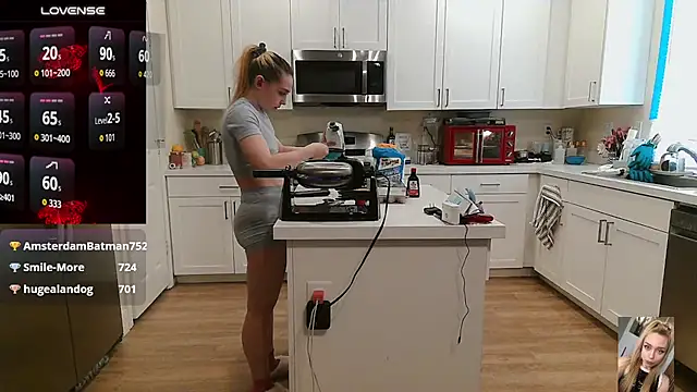 Blondiewithanass' Webcam Show