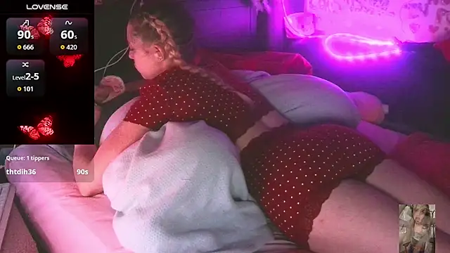 Blondiewithanass' Webcam Show