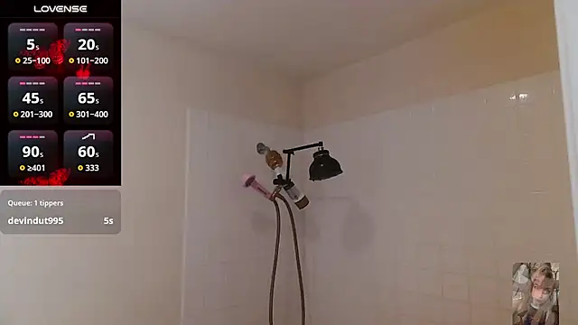 Blondiewithanass webcam show