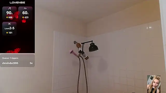Blondiewithanass webcam show