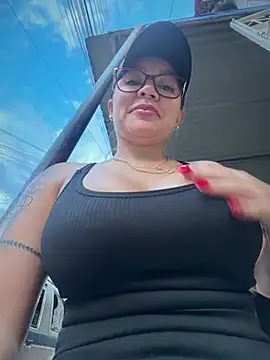 DIANITA_1988: διαδικτυακό σόου στην κάμερα