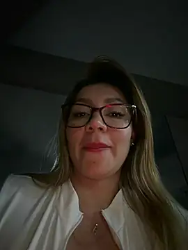 DIANITA_1988: διαδικτυακό σόου στην κάμερα