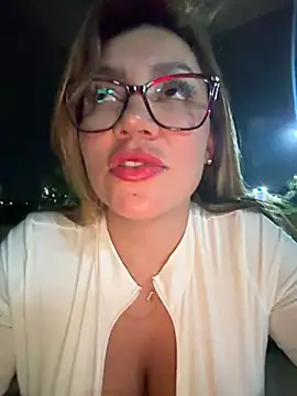 DIANITA_1988: διαδικτυακό σόου στην κάμερα
