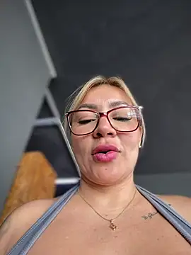 DIANITA_1988 Show in webcam
