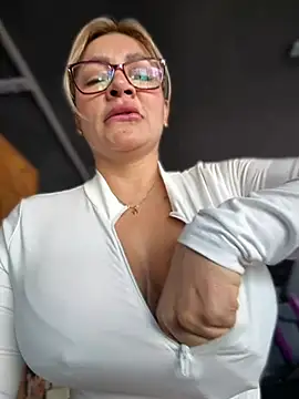 DIANITA_1988 Show in webcam
