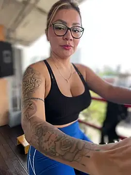 DIANITA_1988: διαδικτυακό σόου στην κάμερα