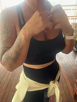 DIANITA_1988: διαδικτυακό σόου στην κάμερα