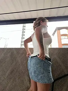 DIANITA_1988: διαδικτυακό σόου στην κάμερα