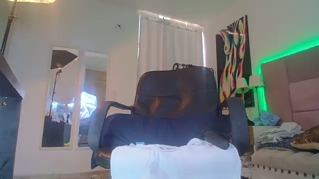 lizzy_squirt's Live Chat Room