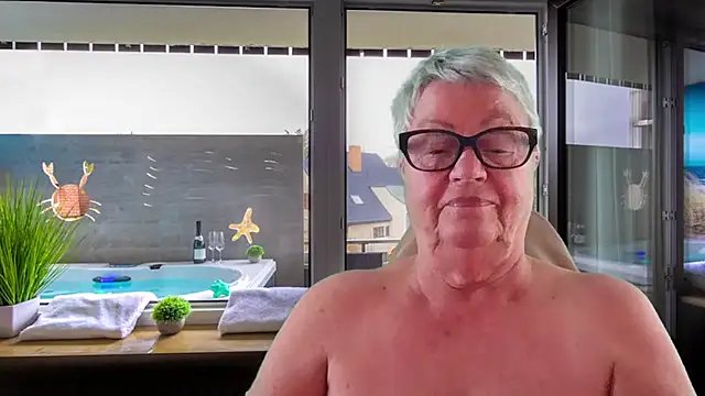 Pokazy przed kamerką – Mystery-Grandmother