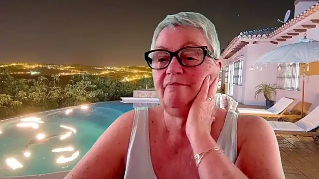 Mystery-Grandmother Pertunjukan Webcam