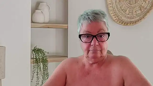 Pokazy przed kamerką – Mystery-Grandmother