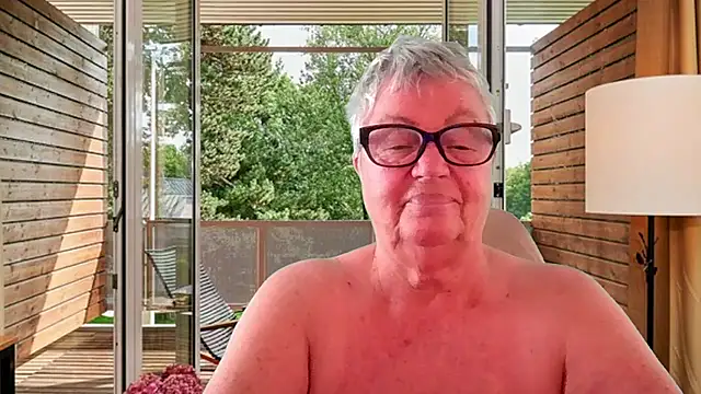 Show modela Mystery-Grandmother na web-kameri