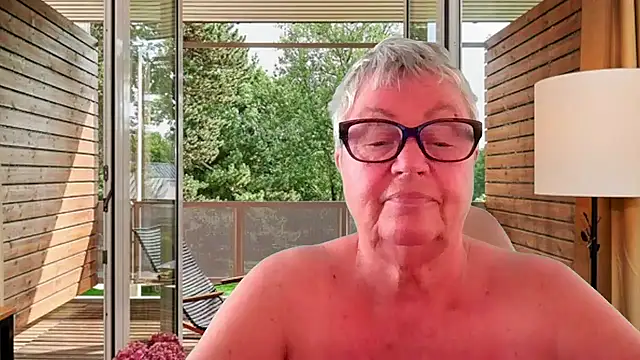 Show modela Mystery-Grandmother na web-kameri