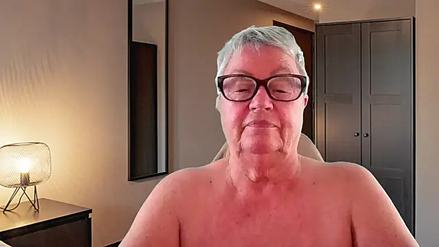 Mystery-Grandmother Show in webcam