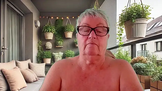 Mystery-Grandmother Show in webcam