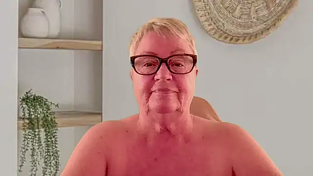 Mystery-Grandmother: διαδικτυακό σόου στην κάμερα