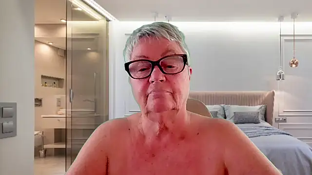 Show modela Mystery-Grandmother na web-kameri