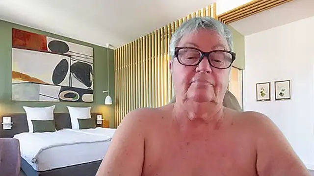 Mystery-Grandmother Show in webcam