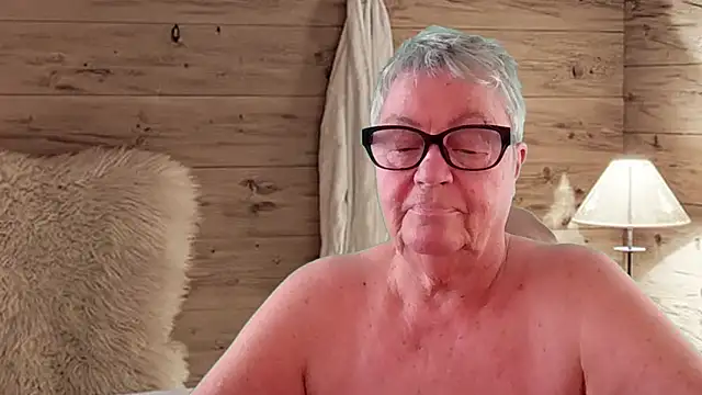 Pokazy przed kamerką – Mystery-Grandmother