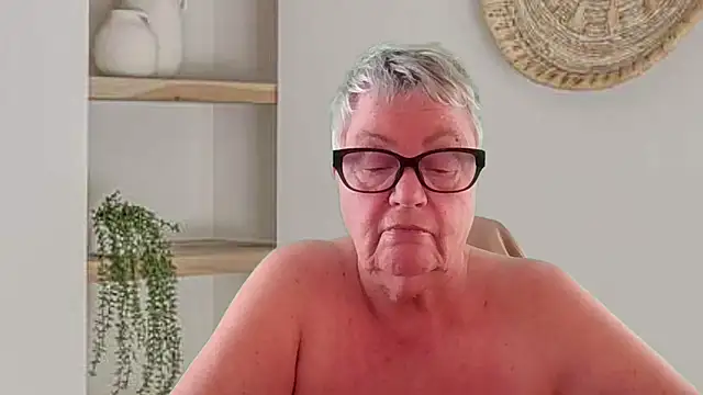 Mystery-Grandmother Show in webcam