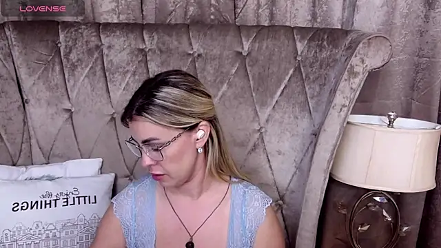 BustyGizelle's Live XXX Chat