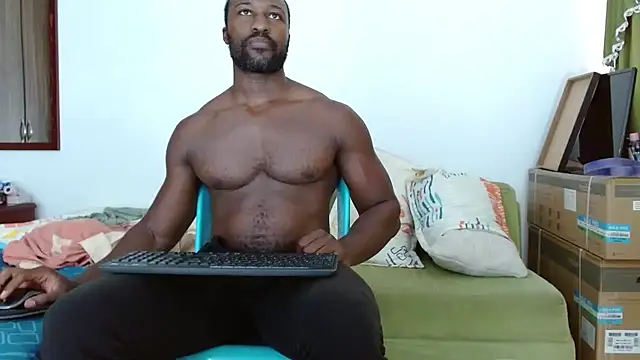 BlackNike: διαδικτυακό σόου στην κάμερα