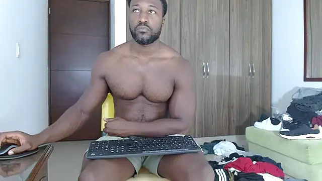 BlackNike: διαδικτυακό σόου στην κάμερα