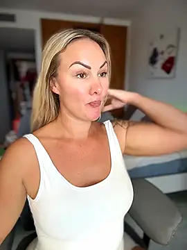 NastyMilf_n Webbikameraesitys
