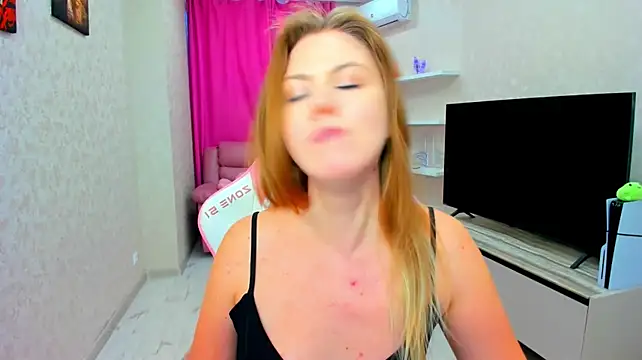 Strawberrye Adlı Modelin Canlı XXX Sohbeti