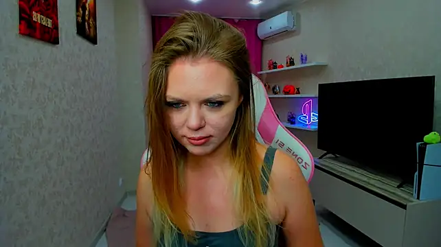 Strawberrye Show in webcam