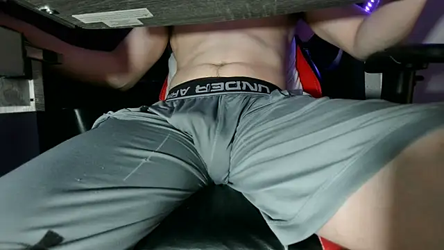 Dick_and_muscles: διαδικτυακό σόου στην κάμερα