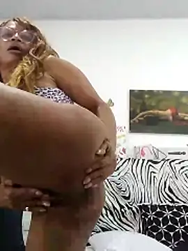BustyMilf_'s Webcam Show