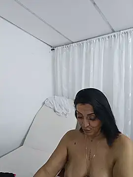 zullyxhot Show in webcam