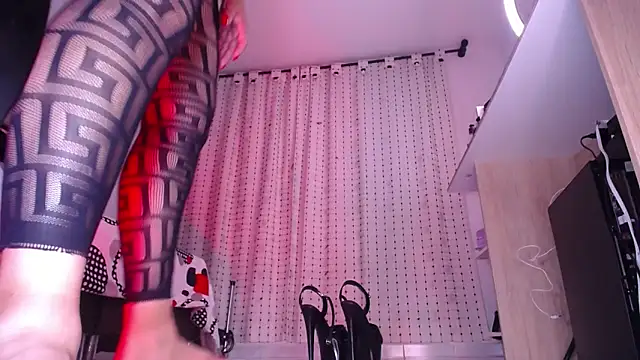 salomecastro_: διαδικτυακό σόου στην κάμερα