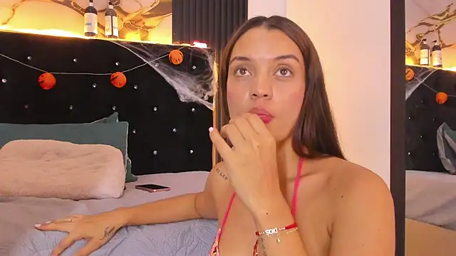 Show modela Bellahot387 na web-kameri