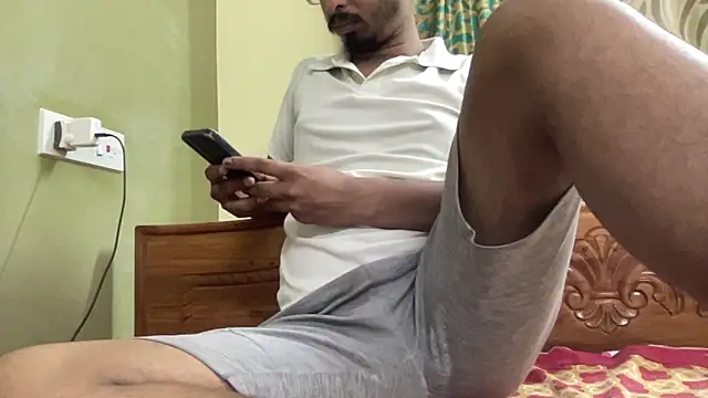 Slave_Aryan: διαδικτυακό σόου στην κάμερα