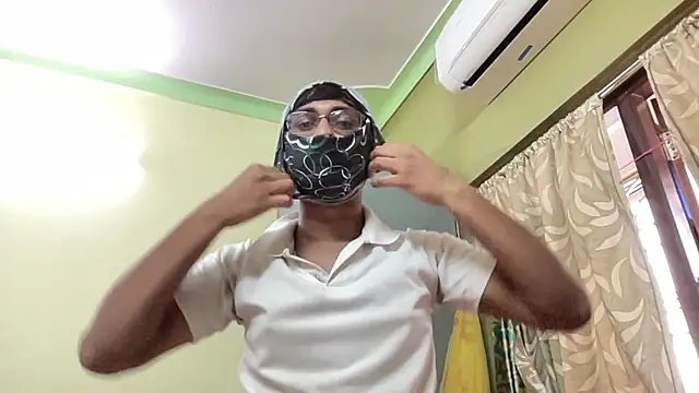 Slave_Aryan: διαδικτυακό σόου στην κάμερα
