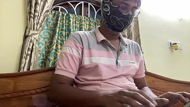 Slave_Aryan: διαδικτυακό σόου στην κάμερα